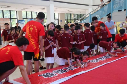 小学生们在反邪横幅上签字 小学生们在反邪横幅上签字