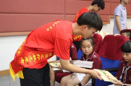 大学生反邪教志愿者分发反邪图册 大学生反邪教志愿者分发反邪图册