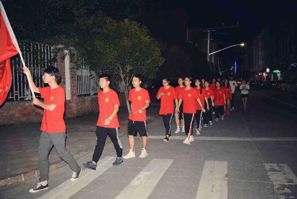 浙江东方职业技术学院：荧光夜跑ING，反邪脚步不停歇