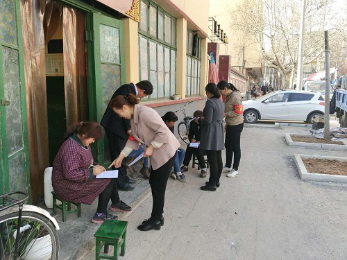 家庭拒绝邪教承诺卡入户签订活动---把防邪拒邪的责任落实到每个家庭。