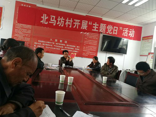 反邪教“小贴画”进村组农户、进家属楼院活动---使防范邪教宣传全覆盖、无盲区。