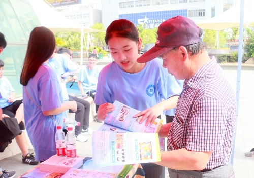 团队成员为市民讲解 团队成员为市民讲解