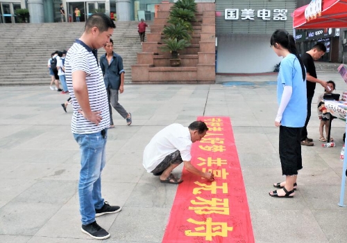 市民在横幅上签字 市民在横幅上签字