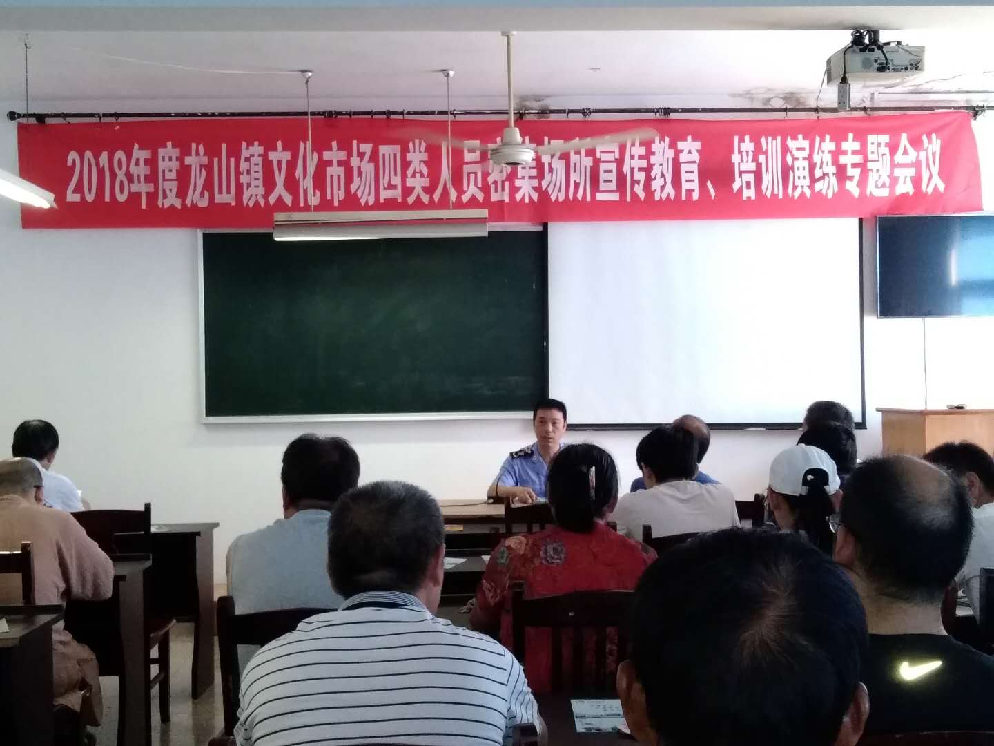 浙江慈溪市反邪教协会龙山镇分会结合文化宗教场所安全培训开展反邪宣传