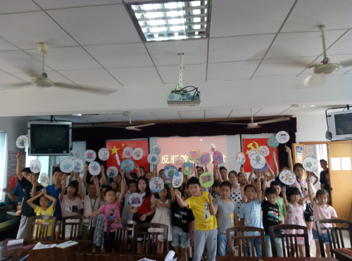 ( 图为:枫杨社区反邪教涂鸦课堂) ( 图为:枫杨社区反邪教涂鸦课堂)