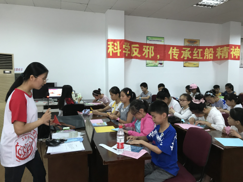 (图为:桂苑社区折纸反邪教活动) (图为:桂苑社区折纸反邪教活动)