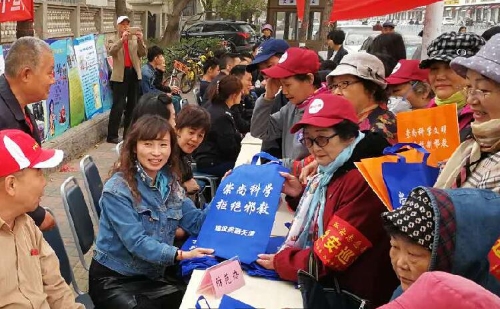 工作人员发放反邪教宣传品 工作人员发放反邪教宣传品