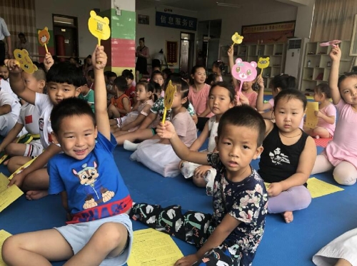 给孩子们发放反邪教宣传品-----扇子笔