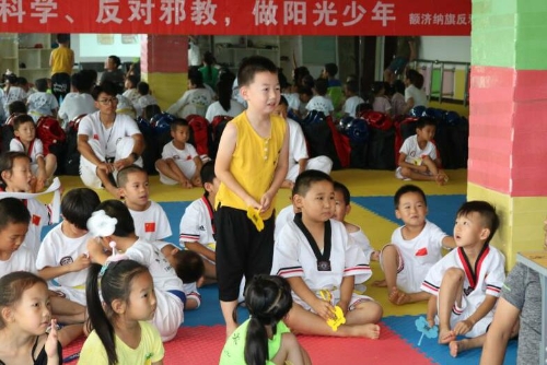 孩子们踊跃参与反邪教知识有奖抢答活动