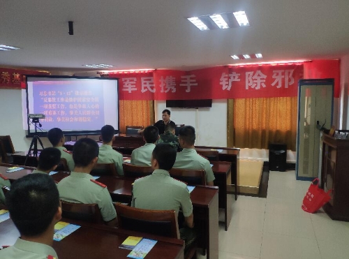 反邪志愿者正在向官兵讲解反邪教知识
