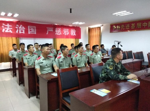 官兵们认真听讲，不时提出疑难问题