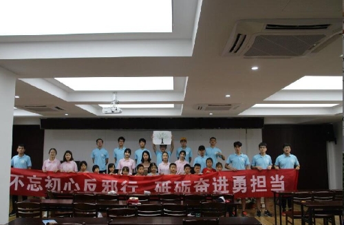 队员们和孩子们一起同反邪树合影。中国青年网通讯员 毛宇伟 摄 队员们和孩子们一起同反邪树合影。中国青年网通讯员 毛宇伟 摄