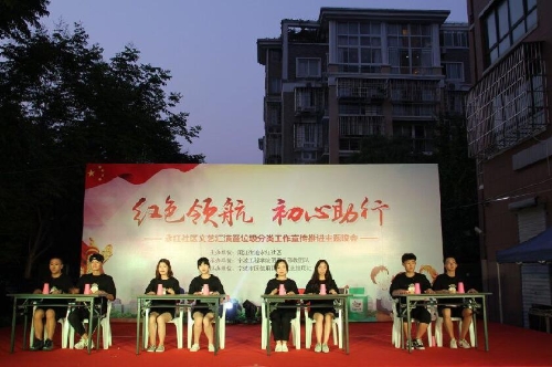 队员们在永红社区晚会上表演杯子舞。中国青年网通讯员 毛宇伟 摄 队员们在永红社区晚会上表演杯子舞。中国青年网通讯员 毛宇伟 摄