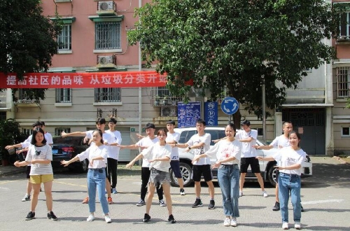 成员在社区进行快闪。 中国青年网通讯员 毛宇伟 摄 成员在社区进行快闪。 中国青年网通讯员 毛宇伟 摄