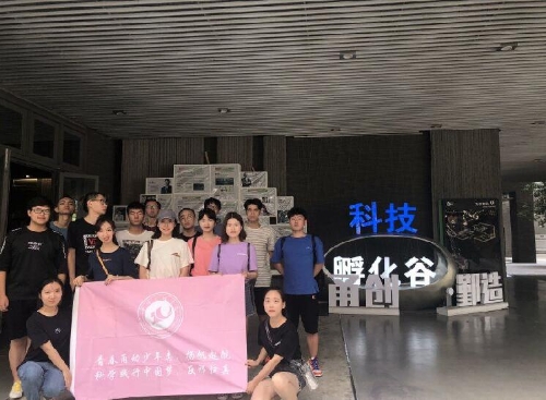 团队成员参观鄞州科技孵化园区拍摄安全视频。 中国青年网通讯员 毛宇伟 摄 团队成员参观鄞州科技孵化园区拍摄安全视频。 中国青年网通讯员 毛宇伟 摄