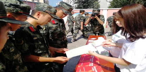 区委防范办工作人员向武警官兵赠送反邪教宣传册、明白纸