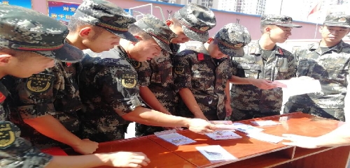 武警官兵在反宣品陈列台