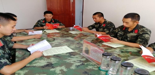 武警战士认真学习反邪教宣传册
