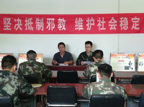 武警战士们认真聆听反邪教知识讲座