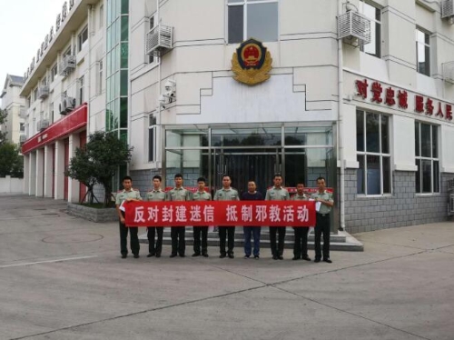 消防战士拉起反邪教宣传横幅
