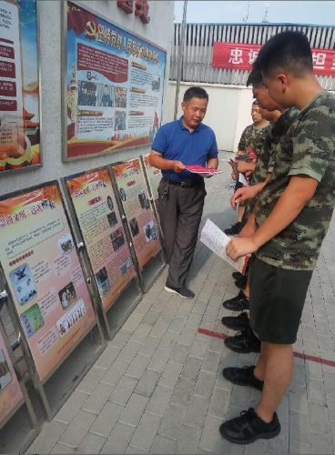 嘉陵道街防范干部向消防官兵发放反邪教宣传册，并现场讲解反邪教知识