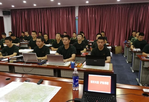 官兵们在聚精会神听讲 官兵们在聚精会神听讲