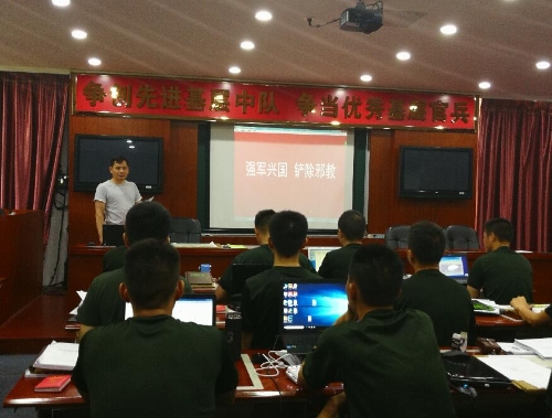 反邪志愿者组织官兵进行讨论 反邪志愿者组织官兵进行讨论