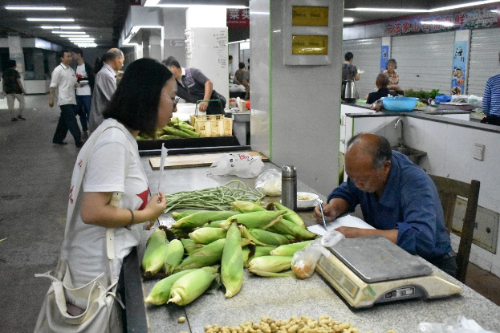 (实践队一行在农贸市场进行反邪教科普宣传和问卷调研活动) (实践队一行在农贸市场进行反邪教科普宣传和问卷调研活动)