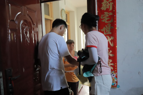 (实践队员们的一家一户上门发放反邪教宣传资料) (实践队员们的一家一户上门发放反邪教宣传资料)