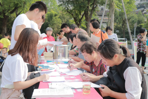 (实践队员们开展反邪教问卷调查活动) (实践队员们开展反邪教问卷调查活动)