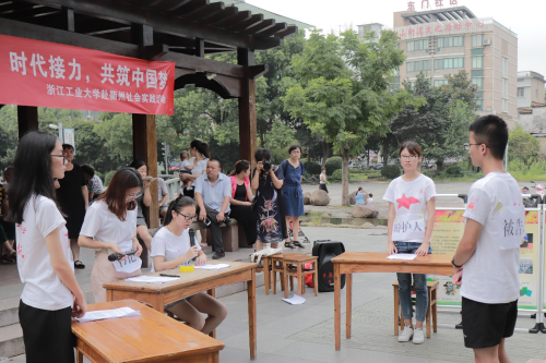 (由队员们自编自演的反邪小品《千万别信他》场景) (由队员们自编自演的反邪小品《千万别信他》场景)