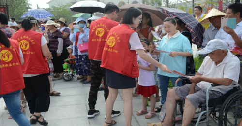 志愿者向现场群众发放了传单、小册子等反邪教宣传资料 志愿者向现场群众发放了传单、小册子等反邪教宣传资料