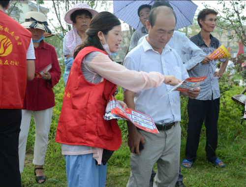 工作人员向群众讲解反邪教知识 工作人员向群众讲解反邪教知识