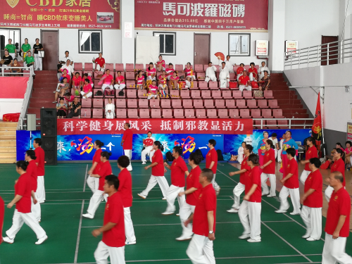 悬挂反邪教宣传横幅 悬挂反邪教宣传横幅