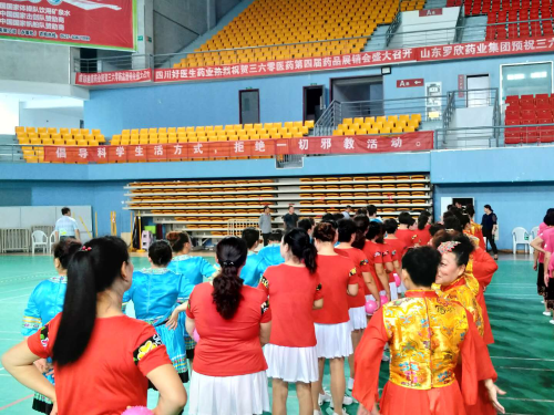 活动现场悬挂拒绝邪教活动横幅 活动现场悬挂拒绝邪教活动横幅