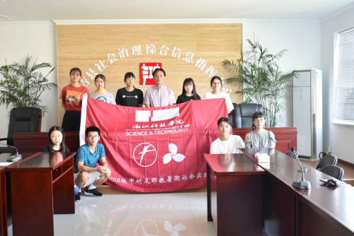 范主任与大家合照 范主任与大家合照