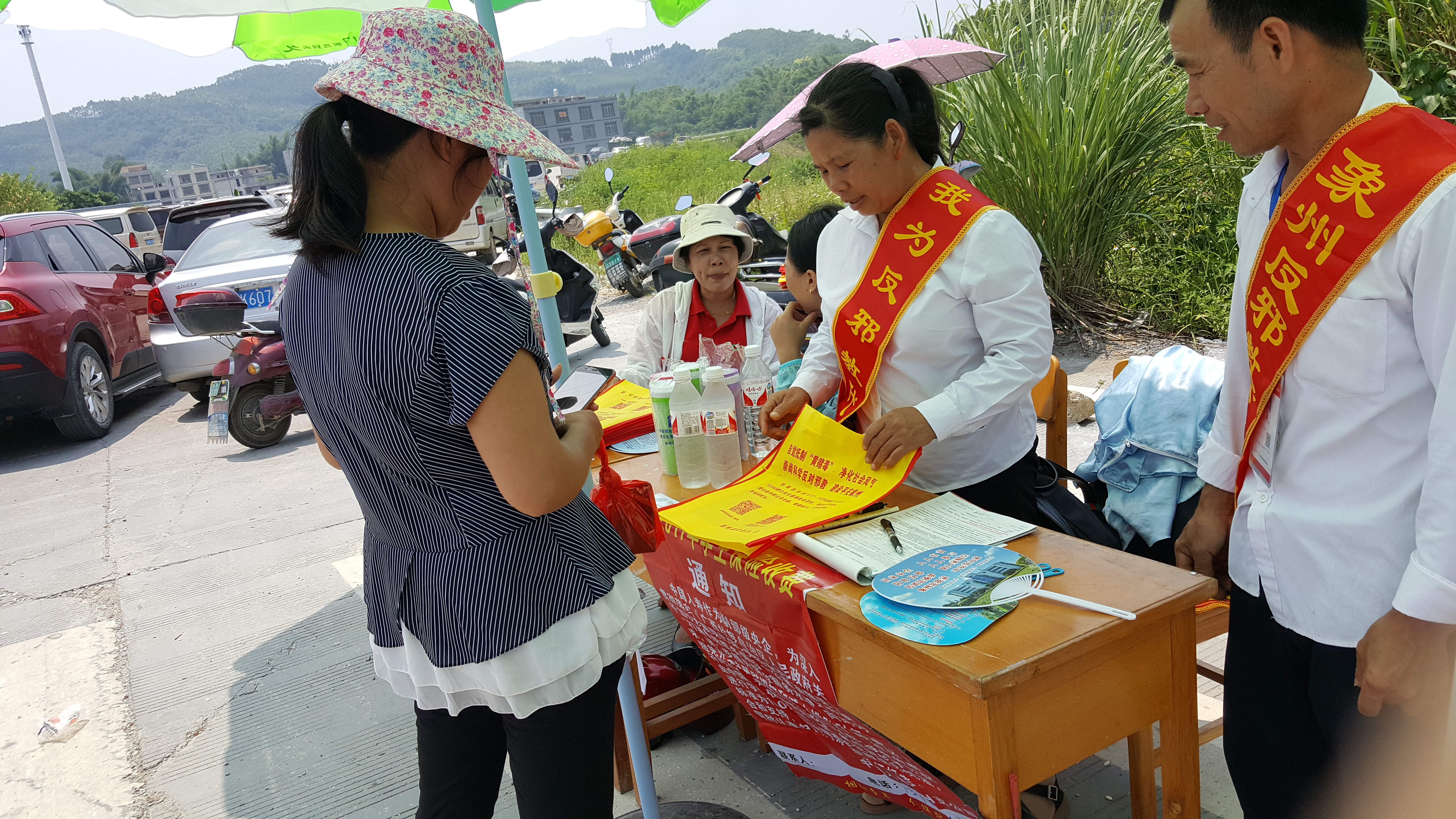 广西象州县借开学报到之机开展反邪教警示教育宣传活动