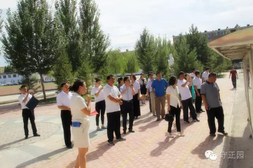 与会人员参观第四中学反邪教宣传橱窗