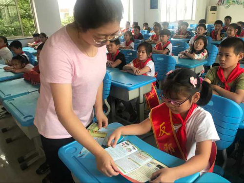 反邪教志愿者为同学们发放反邪教宣传册 反邪教志愿者为同学们发放反邪教宣传册