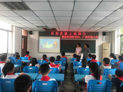 反邪志愿者结合警示教育片为同学们讲解什么是邪教、邪教特征及邪教给人们带来的危害 反邪志愿者结合警示教育片为同学们讲解什么是邪教、邪教特征及邪教给人们带来的危害