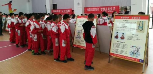 图片002通过悬挂横幅、放置展板等形式向广大青少年传播反邪知识 图片002通过悬挂横幅、放置展板等形式向广大青少年传播反邪知识