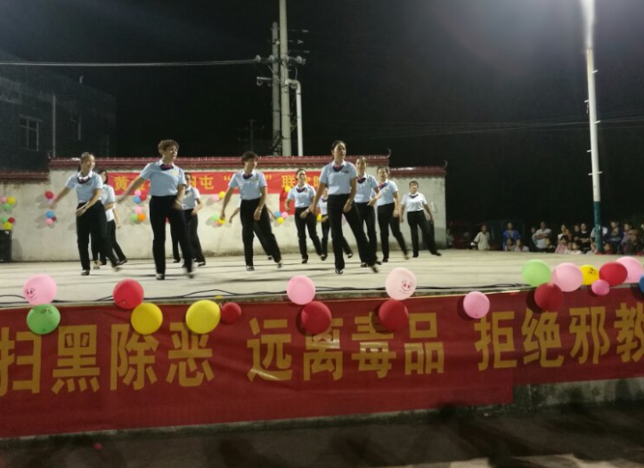 广西忻城县城关镇利用国庆节文艺晚会开展反邪教宣传