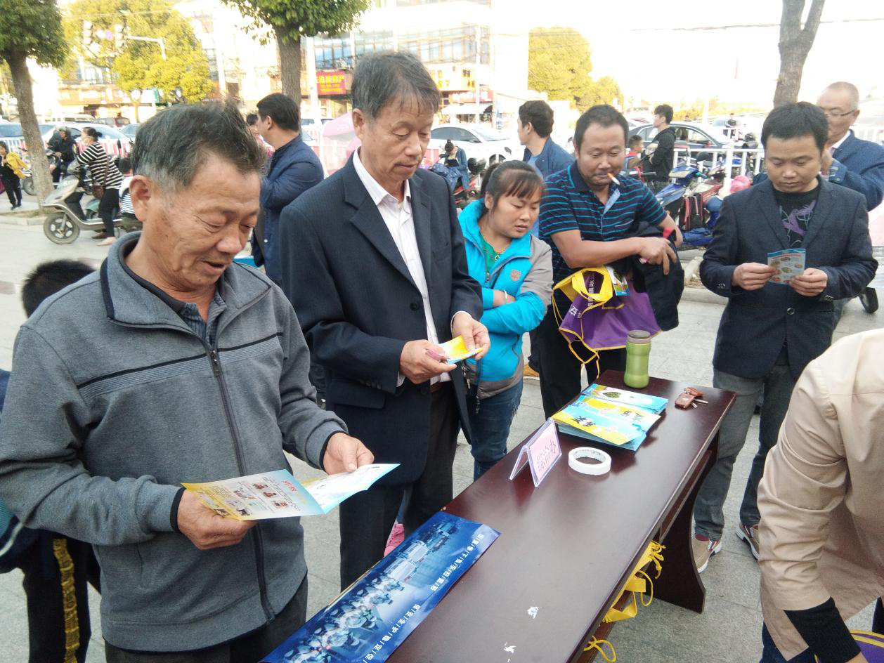 江苏省无锡市胡埭镇：重阳节为老年人送上“反邪宣传礼”