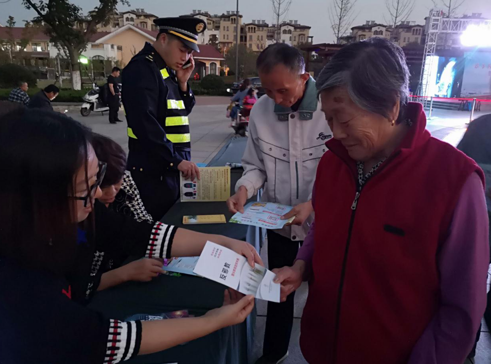 江苏省无锡市马山街道开展庆重阳齐反邪宣传活动
