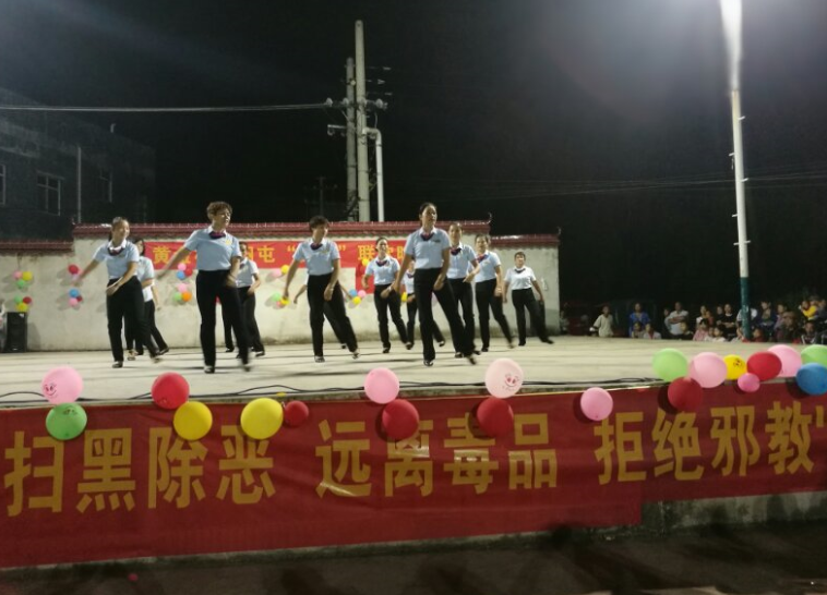 广西忻城县利用国庆旅游节开展反邪教宣传活动