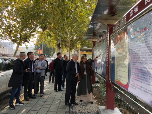 参观沧滩社区宣传栏 参观沧滩社区宣传栏