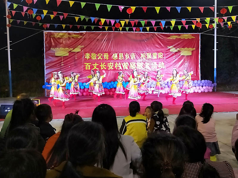 广西象州：关爱老人 反邪教志愿者在行动