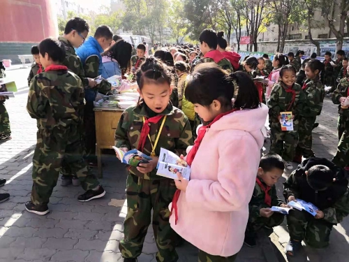 图片001 科普志愿者向同学们讲解反邪知识、发放反邪宣传资料 图片001 科普志愿者向同学们讲解反邪知识、发放反邪宣传资料