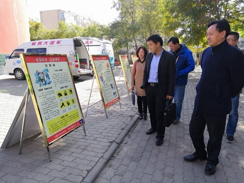 图片003 领导参观反邪教宣传展板 图片003 领导参观反邪教宣传展板