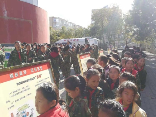 图片004 学生集中观看反邪教宣传展板 图片004 学生集中观看反邪教宣传展板